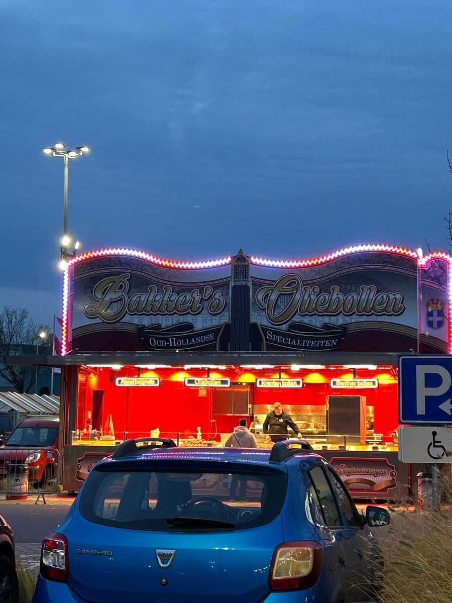 De kraam in de avond met alle lampjes aan