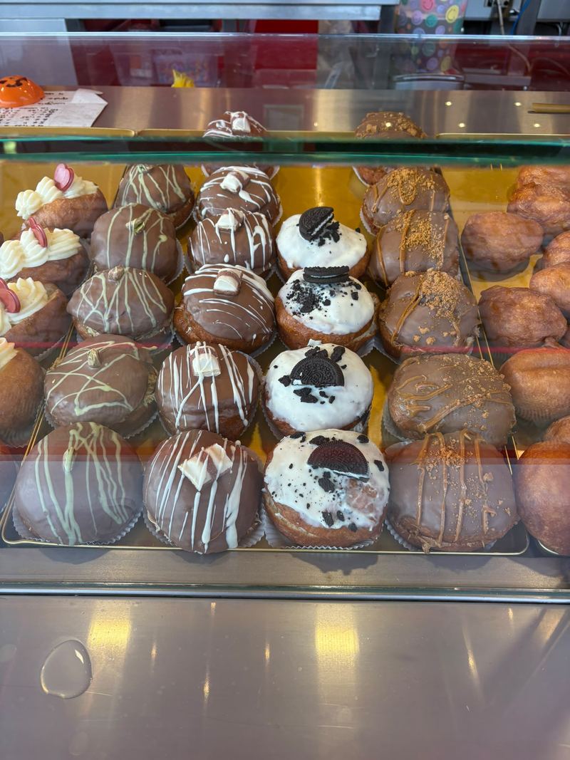 Gevulde en gedecoreerde bollen in de vitrine