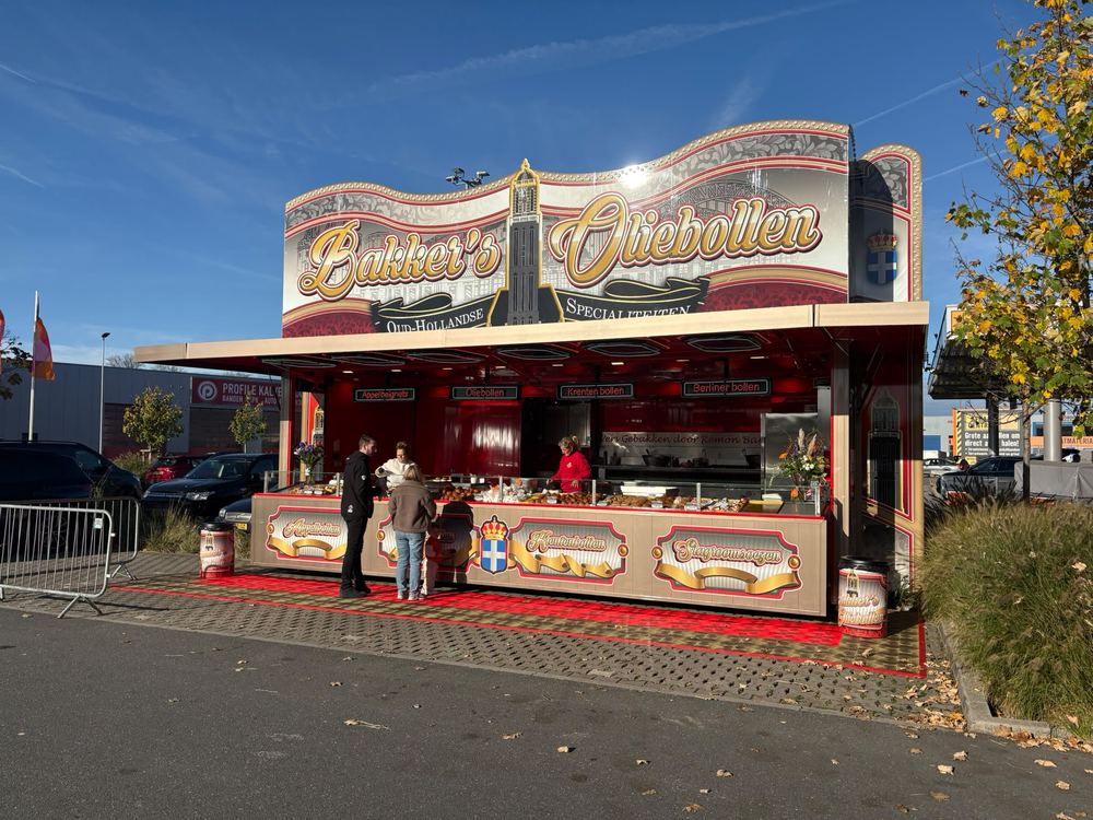 De toonbank vol vers gebak